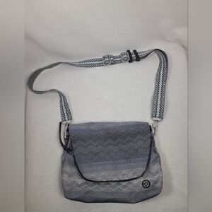 LULULEMON PARTY OM BAG GRADIENT ZIGZAG GRAY festival bag cross body purse RARE